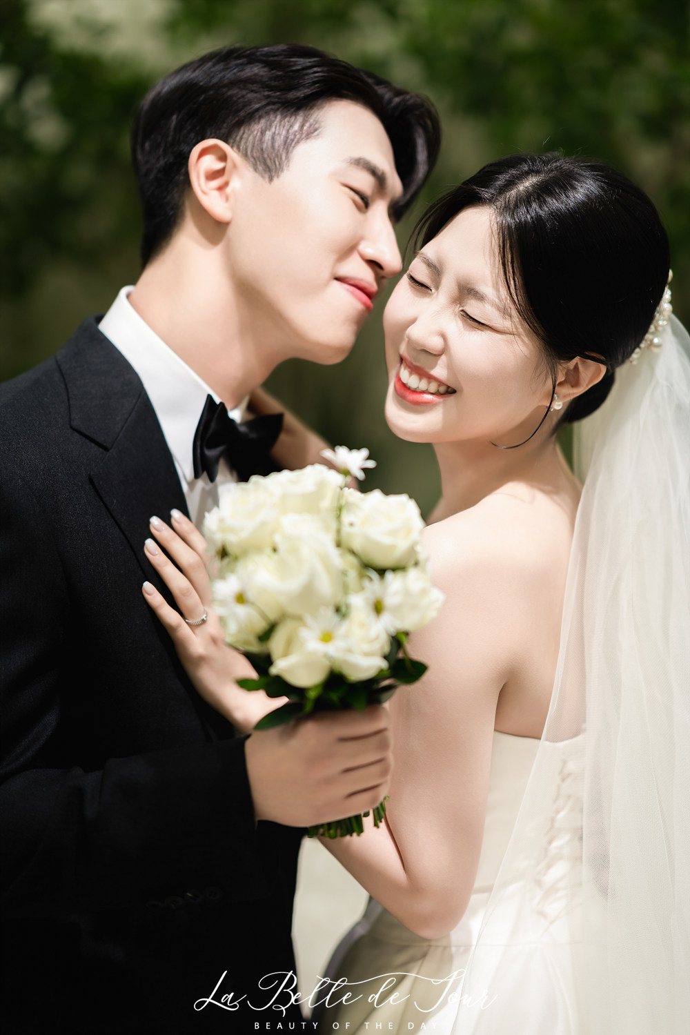 라벨드쥬 반포 아펠가모 본식스냅 — 실내 나무를 배경으로 한 커플