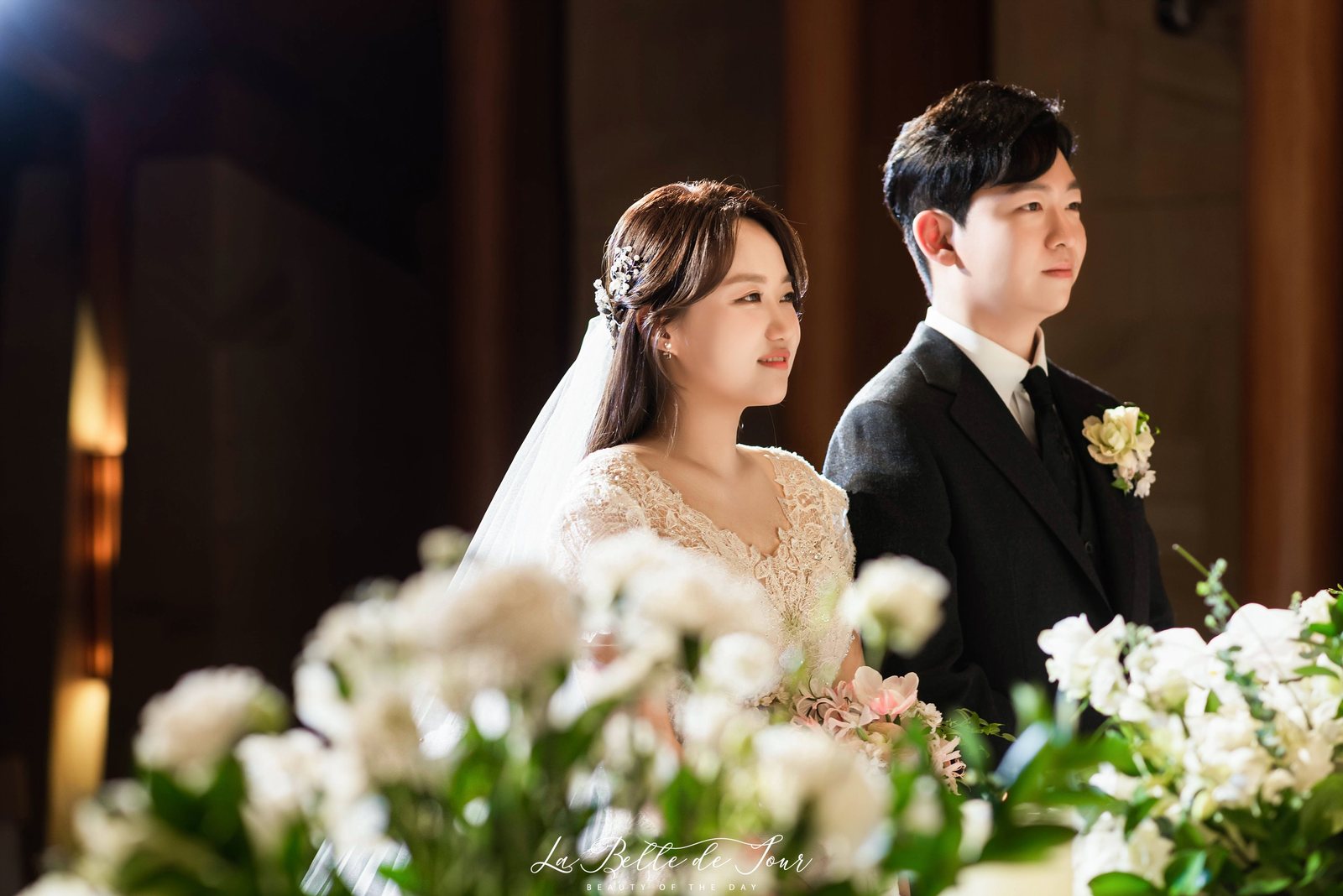 라벨드쥬 광화문 아펠가모 본식스냅 — 세로 벽등이 켜진 어두운 홀