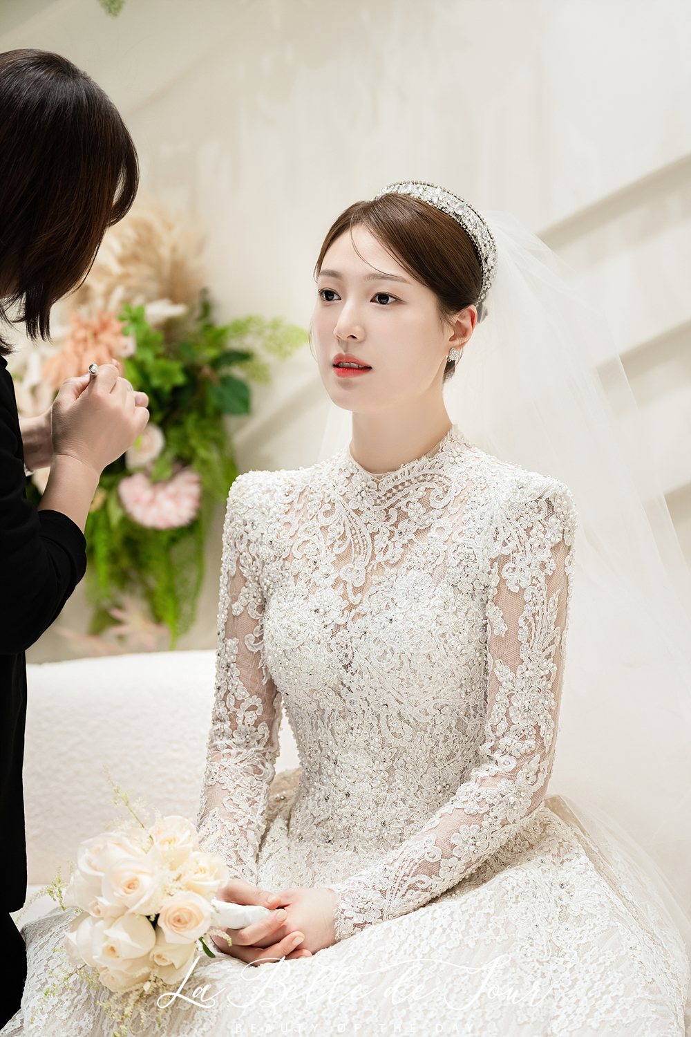 라벨드쥬 더베뉴지 아트홀 본식스냅 — 대기실 신부 단독
