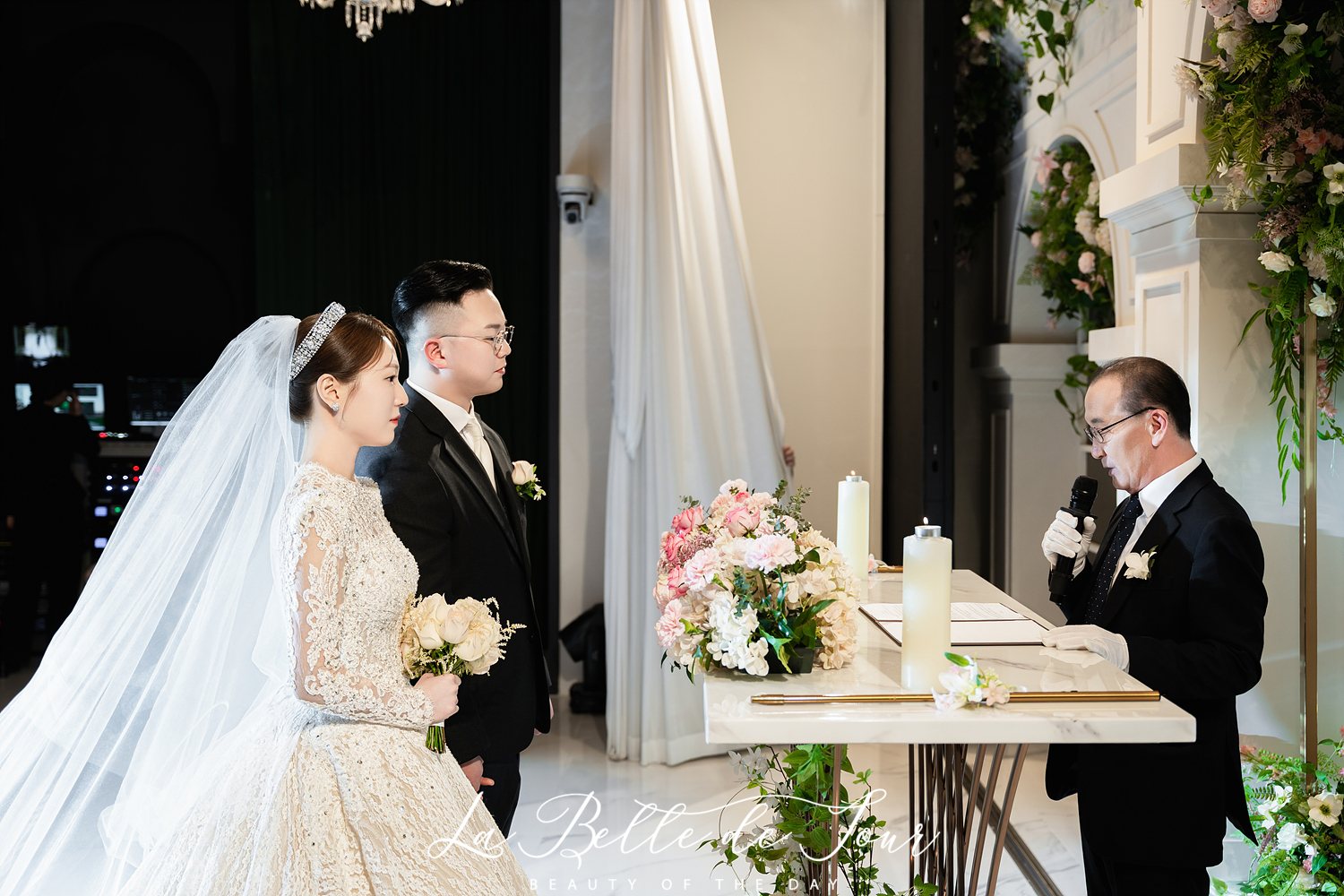 라벨드쥬 더베뉴지 아트홀 본식스냅 — 주례대 앞 신랑신부