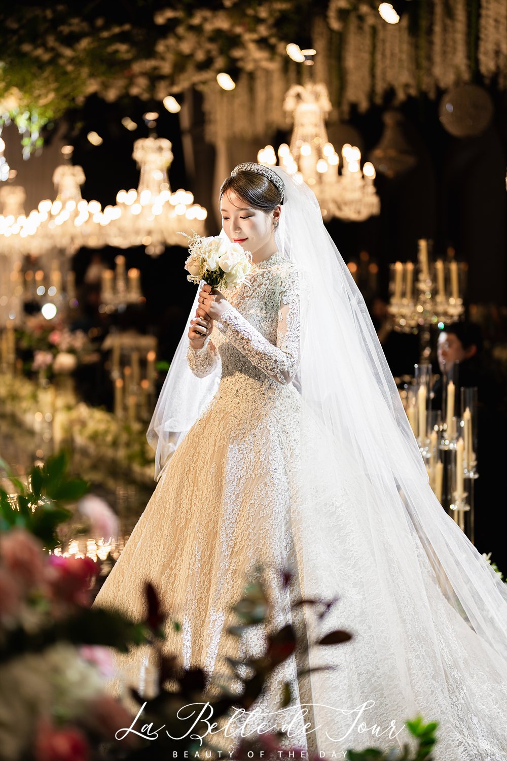 라벨드쥬 더베뉴지 아트홀 본식스냅 — 촛대 사이 신부