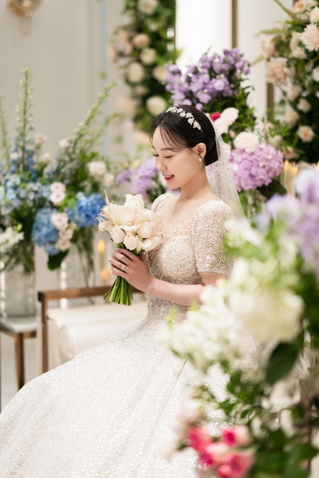 라벨드쥬 더베뉴지 베뉴지홀 본식스냅 — 파스텔 꽃 옆 신부 단독