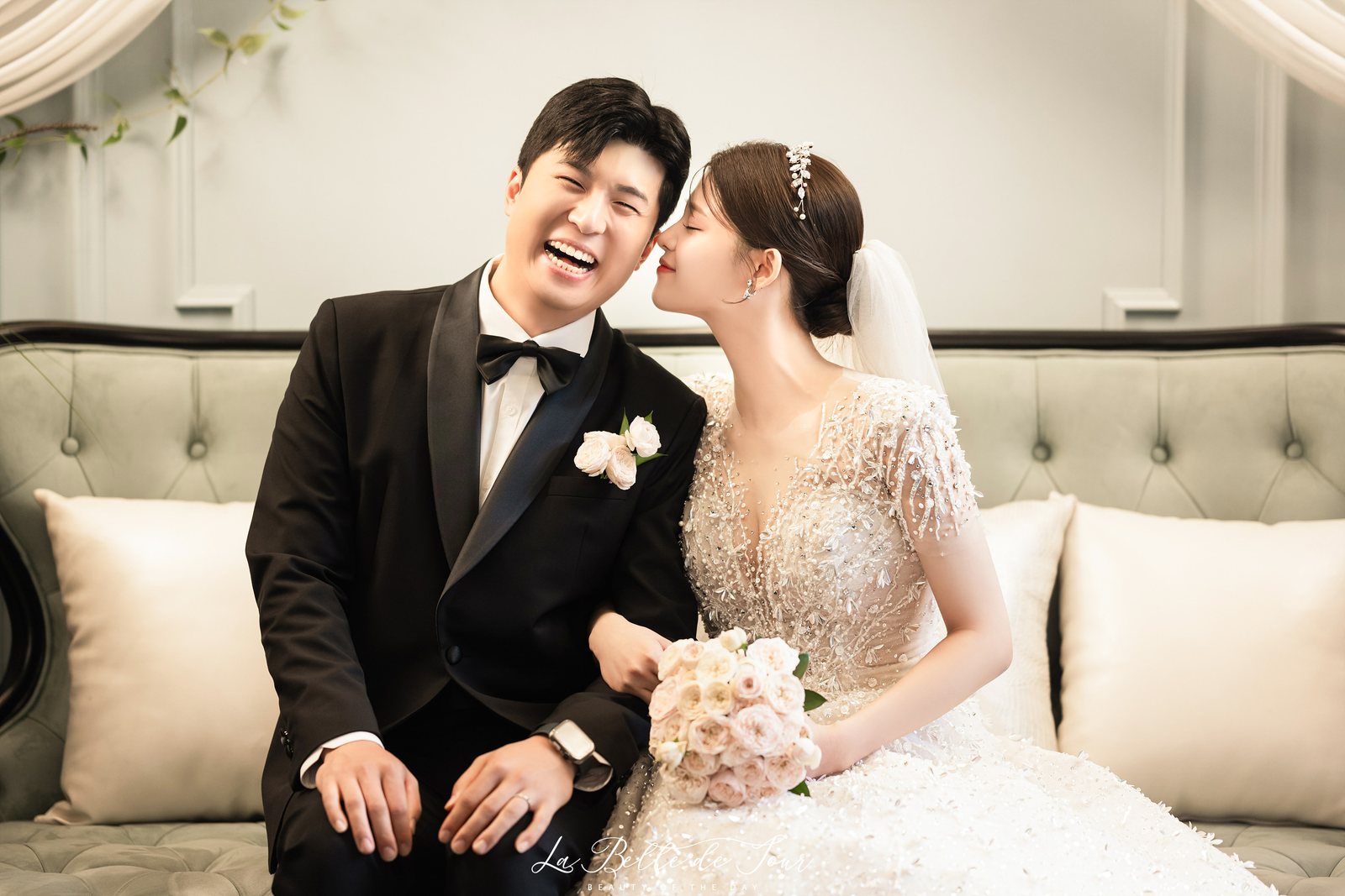 라벨드쥬 안산 빌라드지디 그레이스켈리홀 본식스냅 — 흰 몰딩 벽 앞 소파