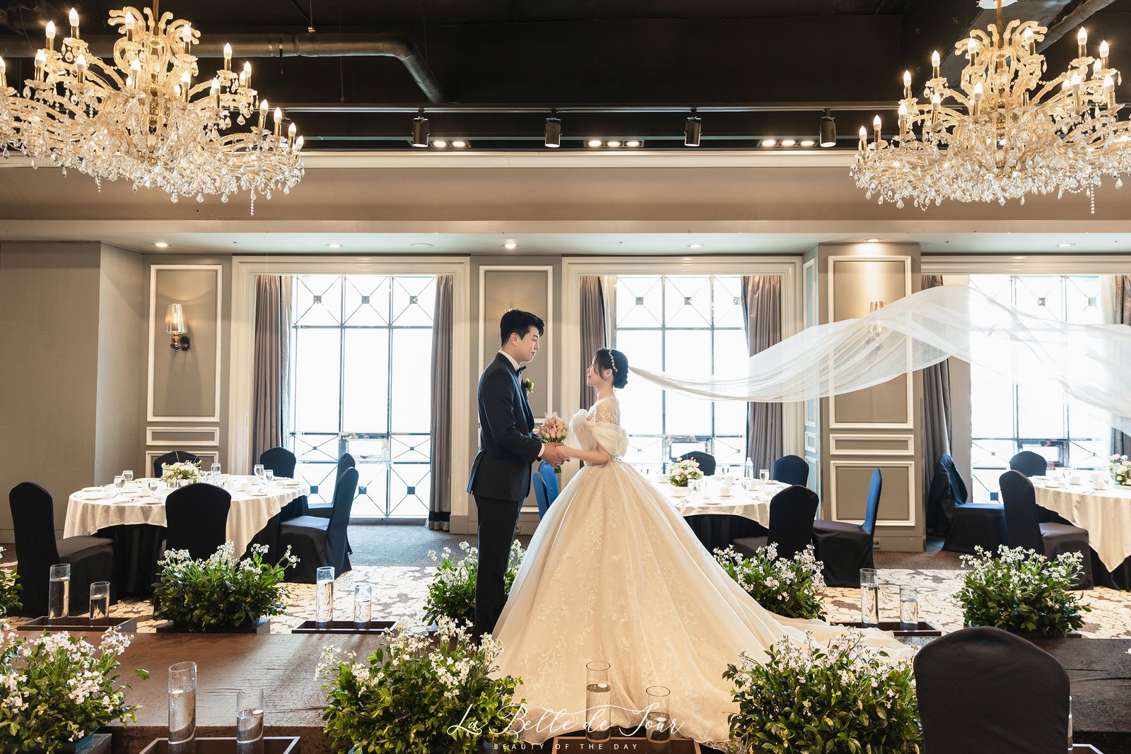 라벨드쥬 여의도 켄싱턴호텔 본식스냅 — 통창 앞에서 날리는 베일