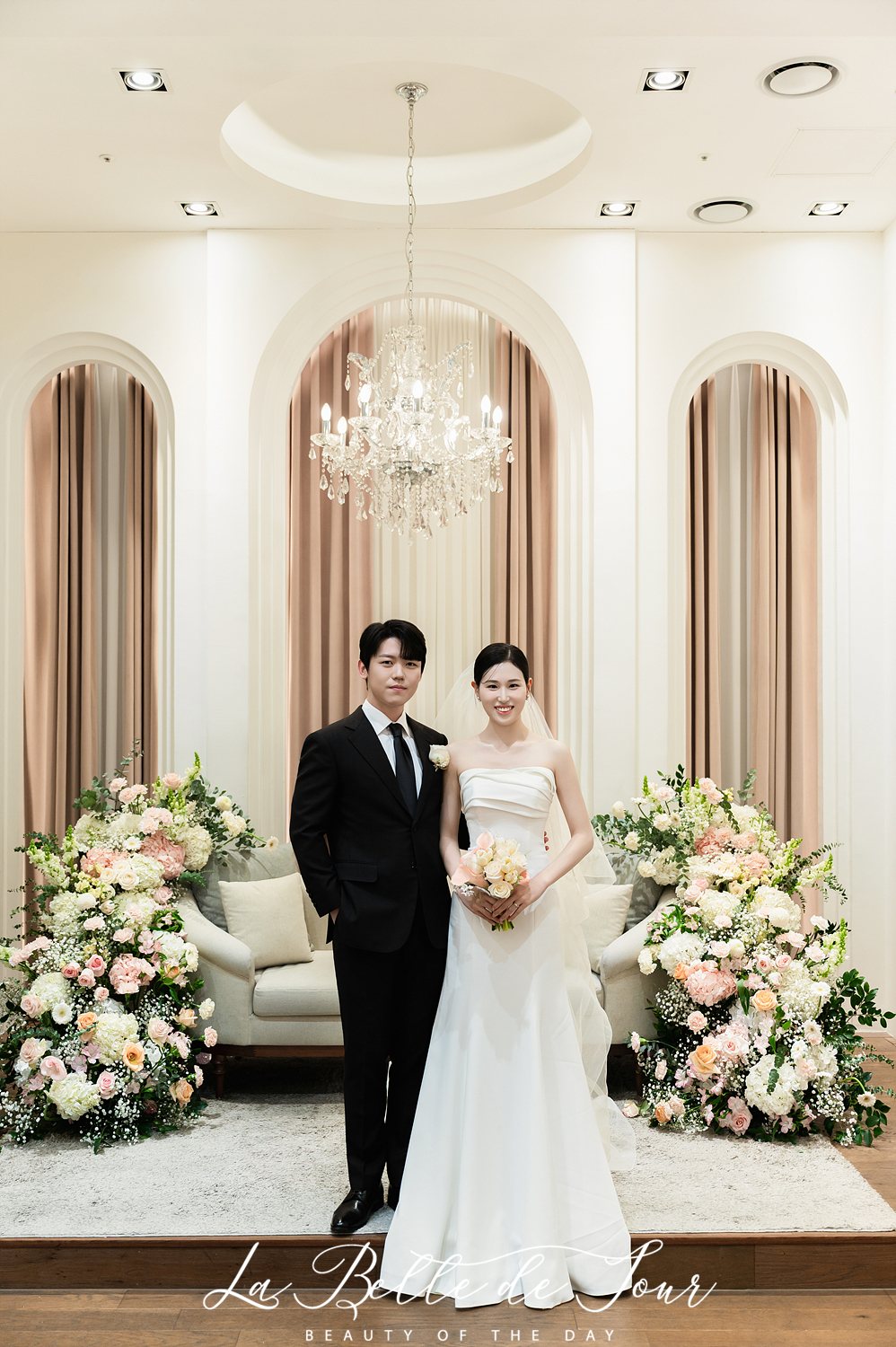 라벨드쥬 송파 루이비스컨벤션 아모리스홀 본식스냅 — 아치 커튼 앞 두 사람