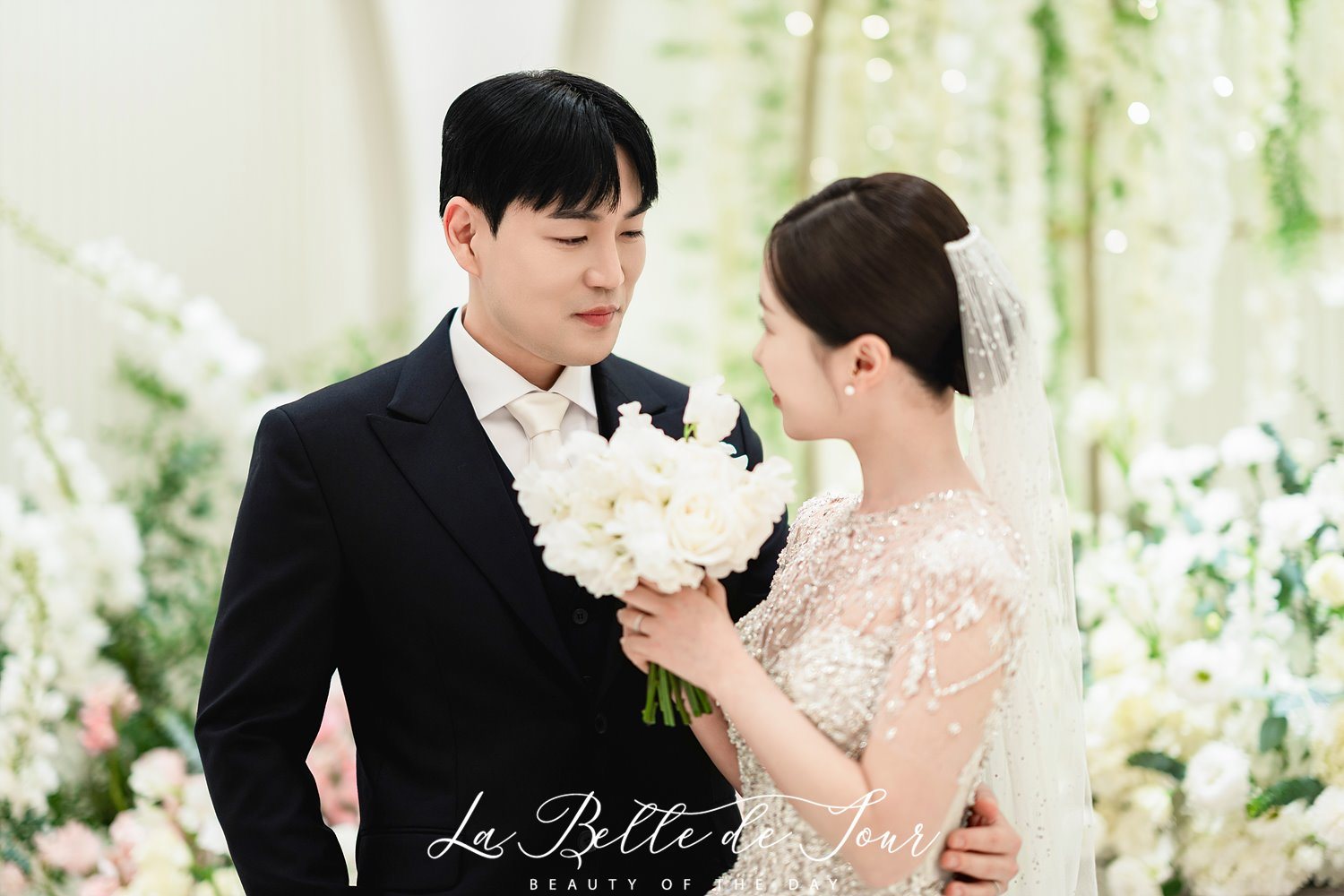 라벨드쥬 메종드아나하 본식스냅 — 덩굴이 늘어진 흰 방