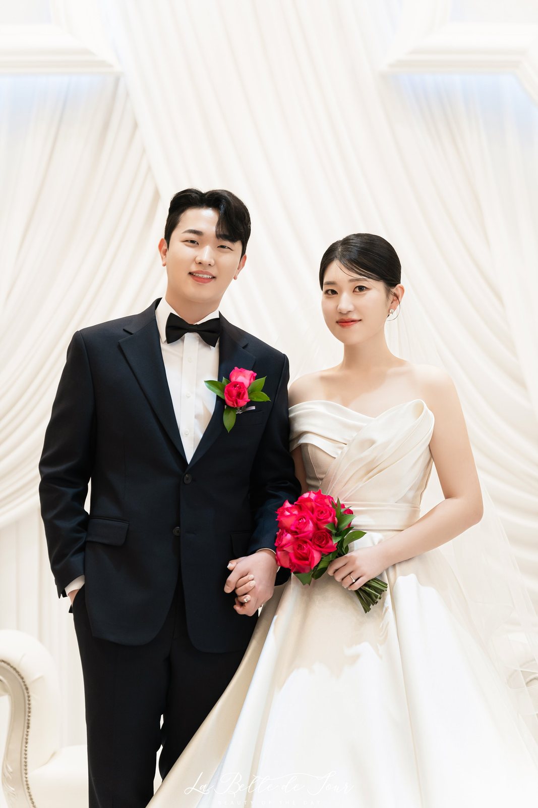 라벨드쥬 의정부 웨딩더낙원 본식스냅 — 흰 주름 커튼 앞 커플