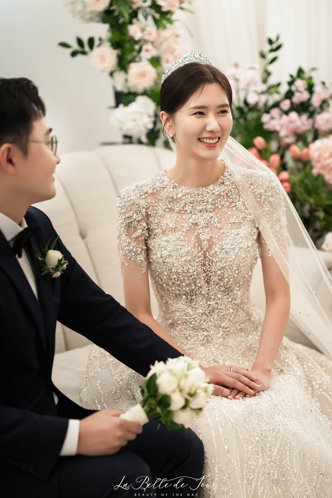 라벨드쥬 PJ호텔 헤스티아홀 본식스냅 — 대기실 소파의 두 사람