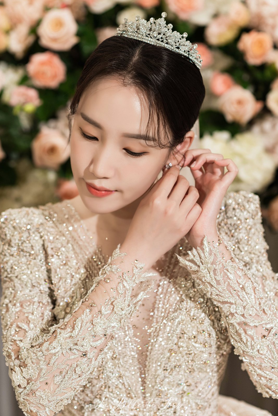라벨드쥬 신도림 라마다 그랜드볼룸 본식스냅 — 장미 벽 앞 신부