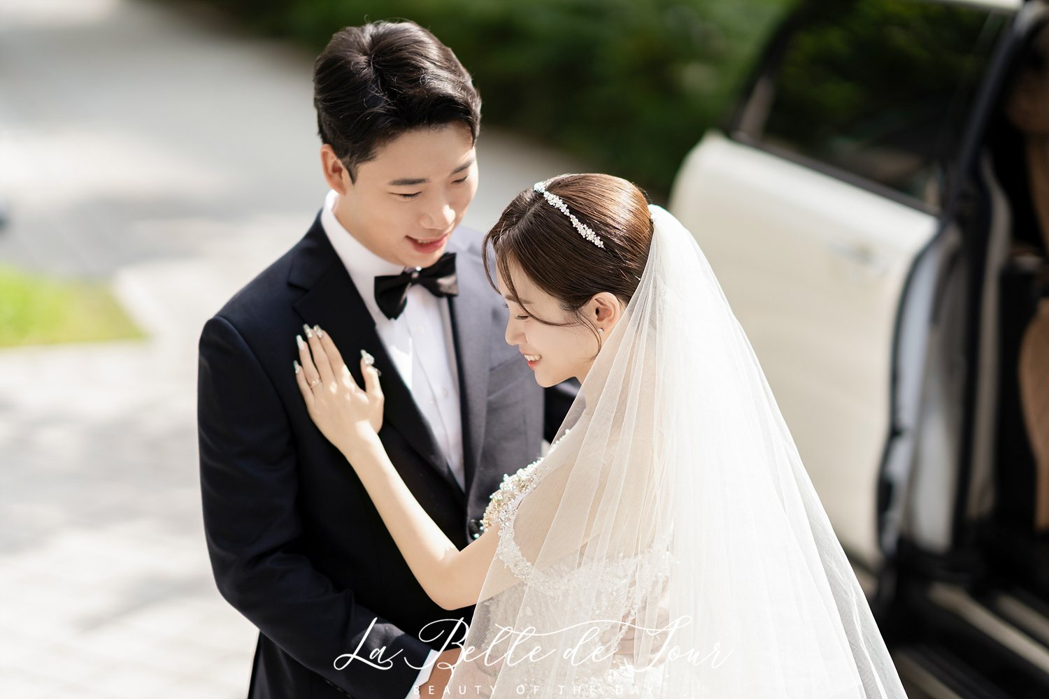 라벨드쥬 합정 웨딩시그니처 아너스홀 본식스냅 — 실외 도착 장면