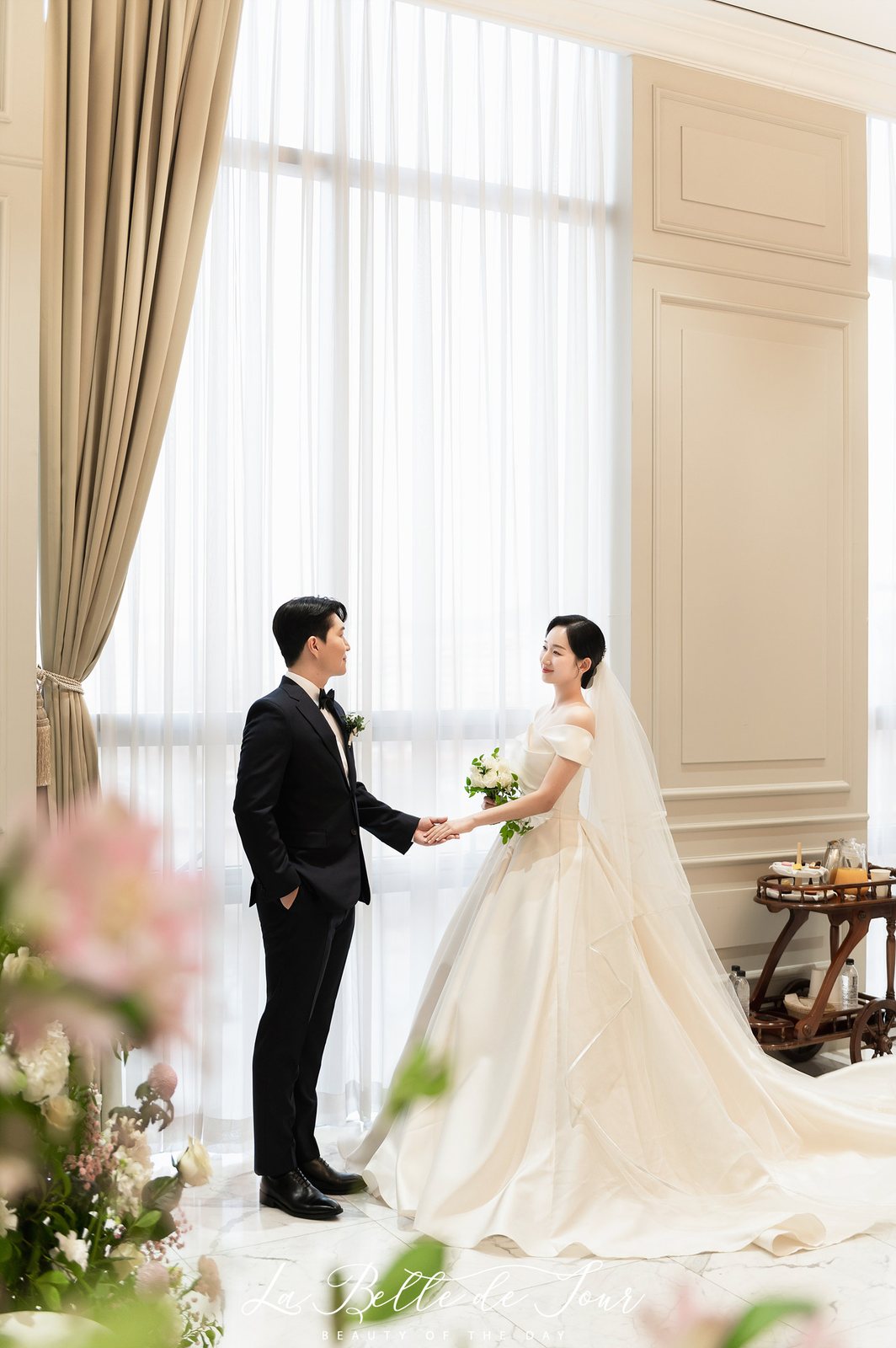 라벨드쥬 그랜드힐컨벤션 그랜드볼룸 본식스냅 — 큰 창 앞 커플
