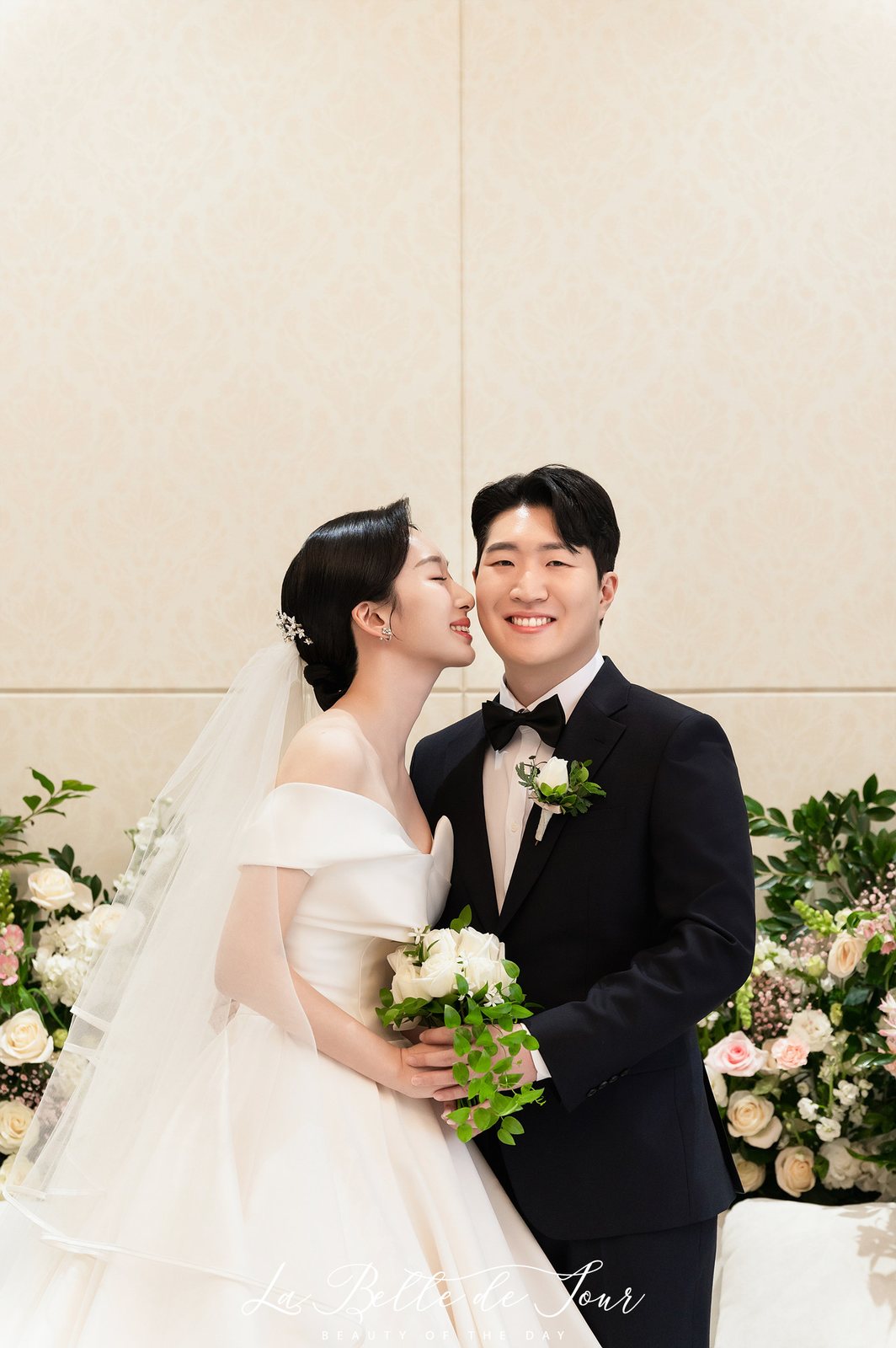 라벨드쥬 그랜드힐컨벤션 그랜드볼룸 본식스냅 — 다마스크 벽 앞 커플