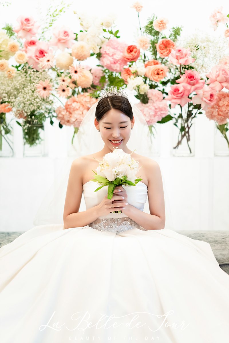 라벨드쥬 롯데호텔월드 크리스탈볼룸 본식스냅 — 대기실 꽃벽 앞 신부
