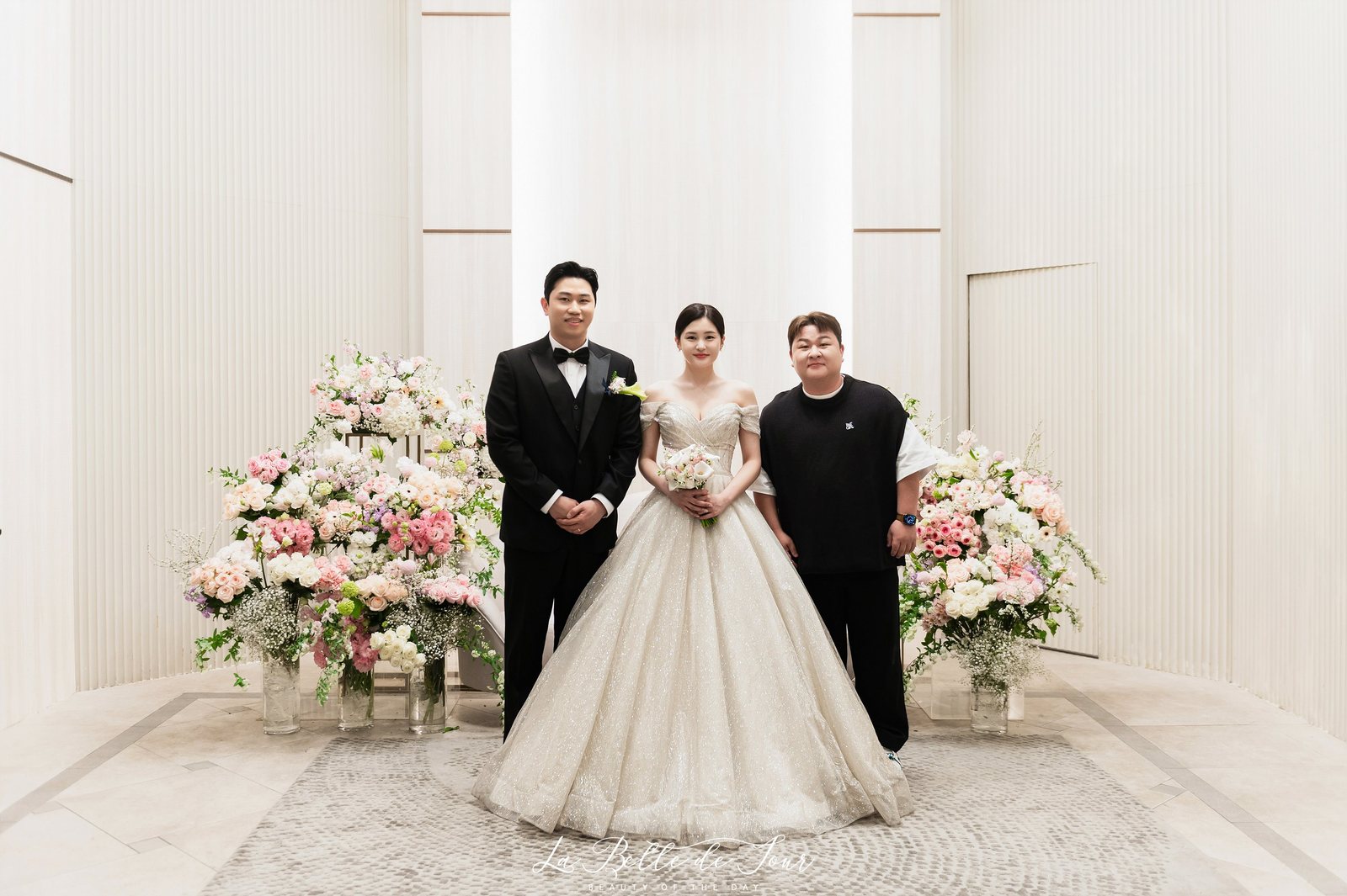 라벨드쥬 리버사이드호텔 콘서트홀 본식스냅 — 세로 골 벽 앞 기념 컷