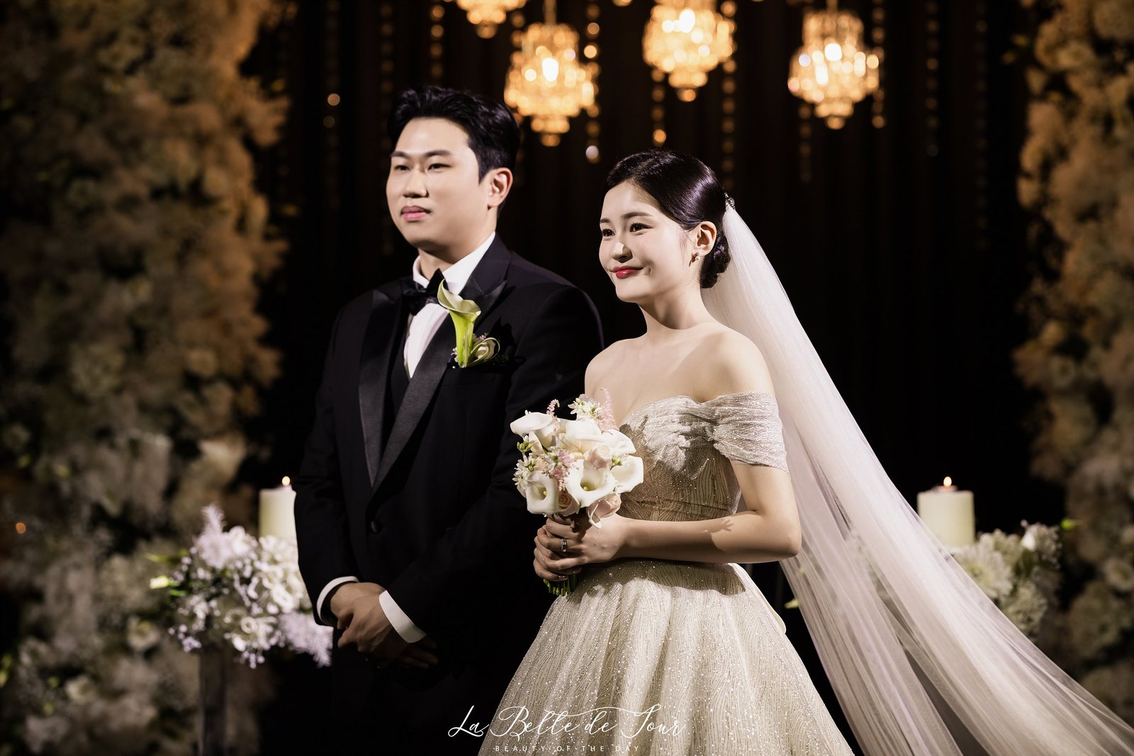 라벨드쥬 리버사이드호텔 콘서트홀 본식스냅 — 무대 위 작은 샹들리에