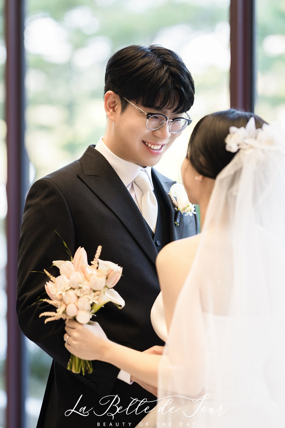 라벨드쥬 로얄파크컨벤션 파크홀 본식스냅 — 창가 커플