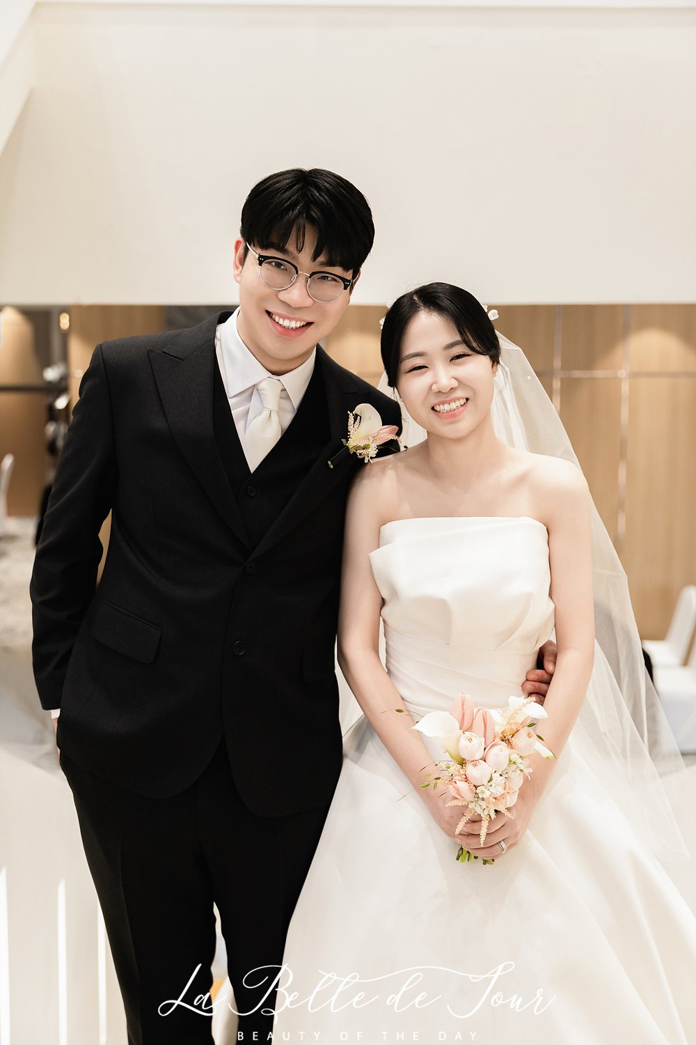 라벨드쥬 로얄파크컨벤션 파크홀 본식스냅 — 우드 패널 앞 커플
