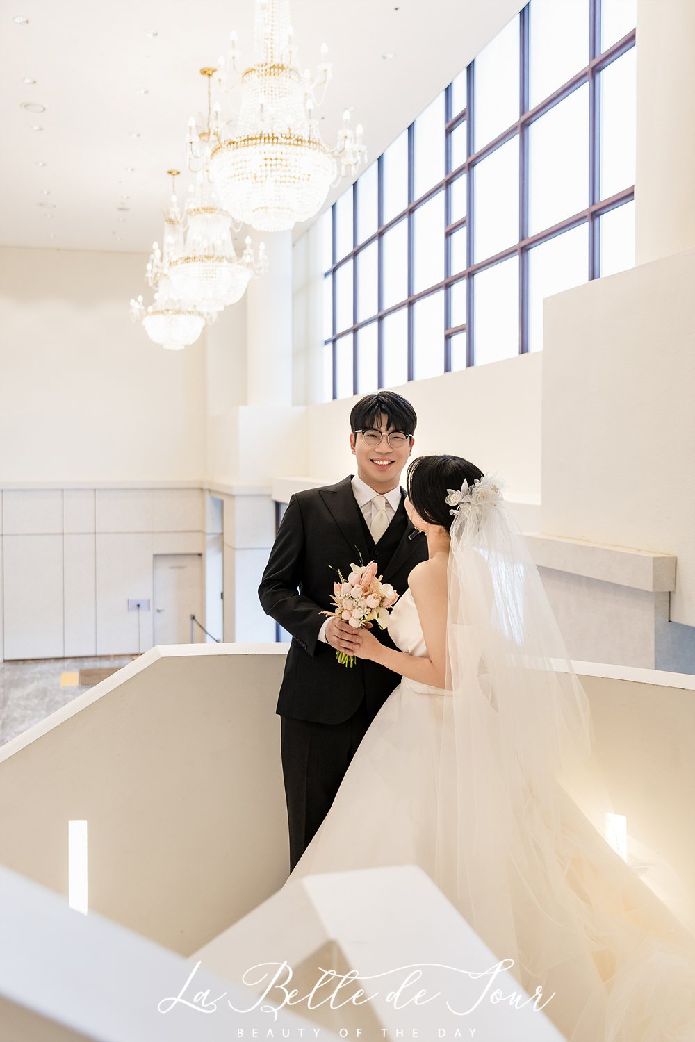 라벨드쥬 로얄파크컨벤션 파크홀 본식스냅 — 통창 앞 커플