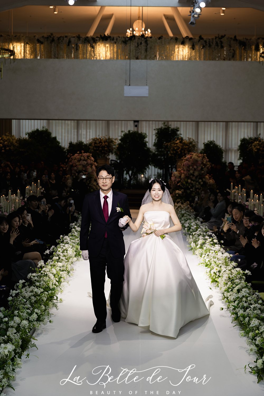 라벨드쥬 로얄파크컨벤션 파크홀 본식스냅 — 커플 키스 시어커튼 채광
