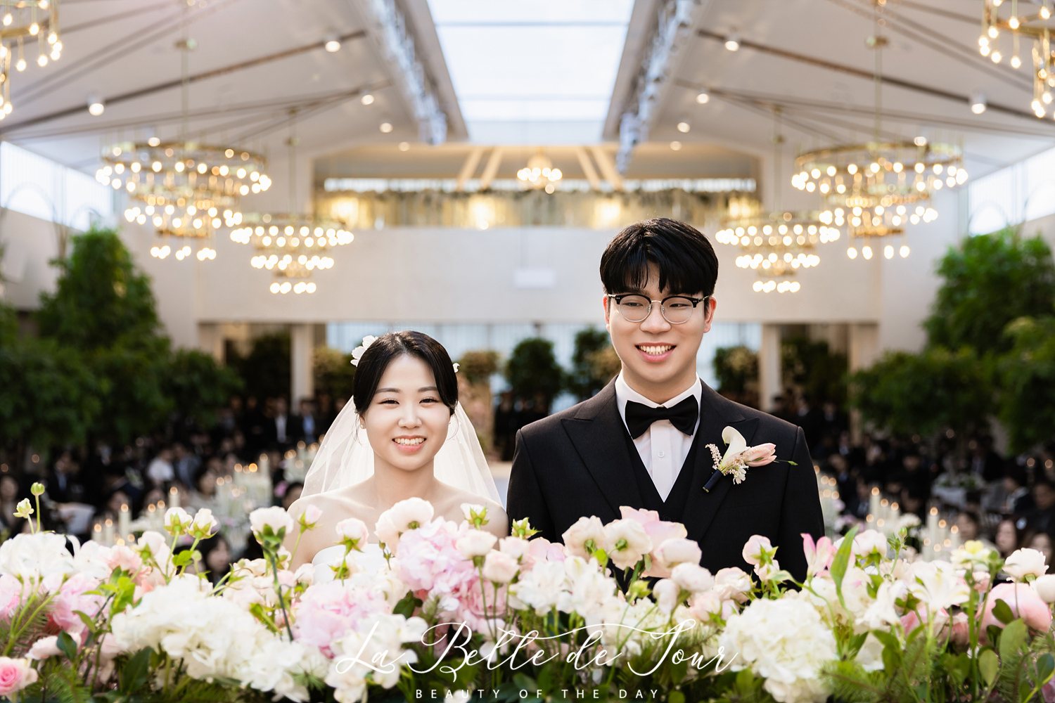 라벨드쥬 로얄파크컨벤션 파크홀 본식스냅 — 커플 밝은 홀 포스트