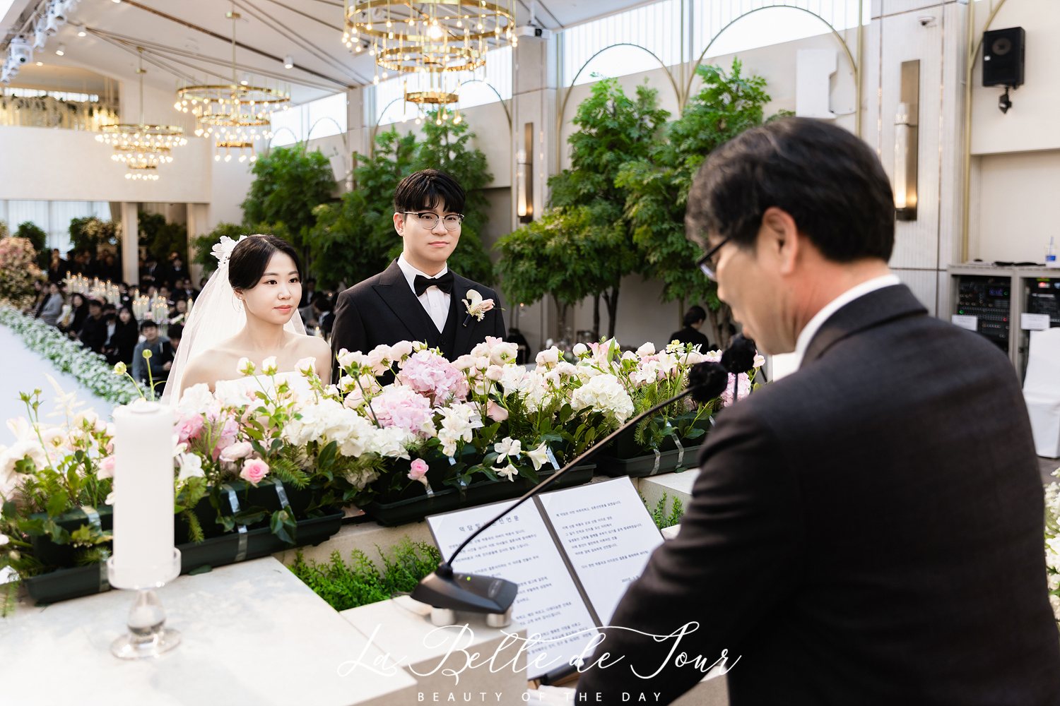 라벨드쥬 로얄파크컨벤션 파크홀 본식스냅 — 커플 창가 포트레이트