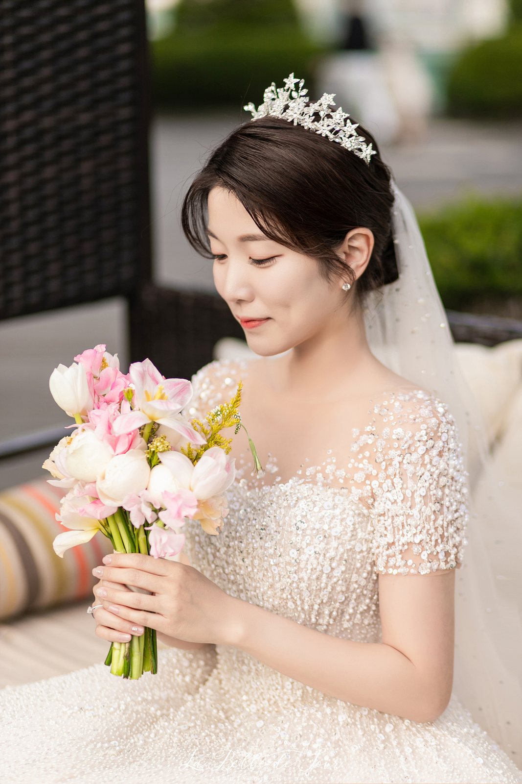 라벨드쥬 세빛섬 플로팅아일랜드 본식스냅 — 라탄 소파 신부 단독