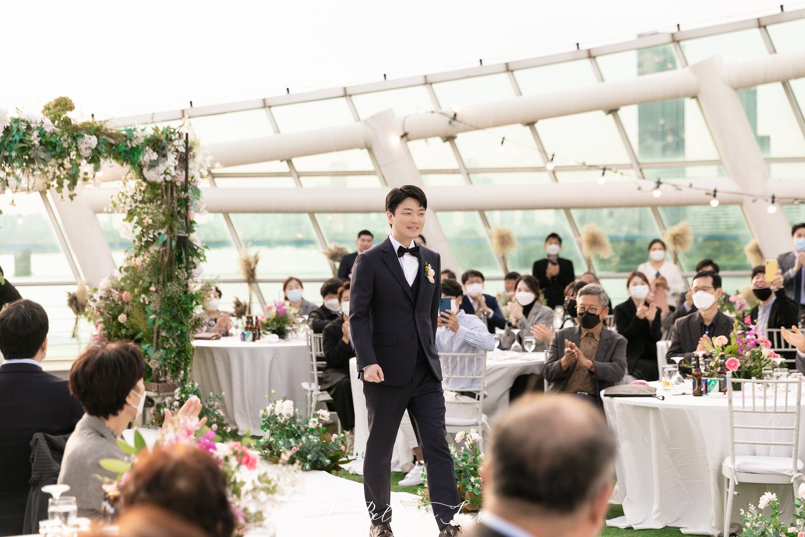 라벨드쥬 세빛섬 플로팅아일랜드 본식스냅 — 유리 지붕 아래 홀 전경