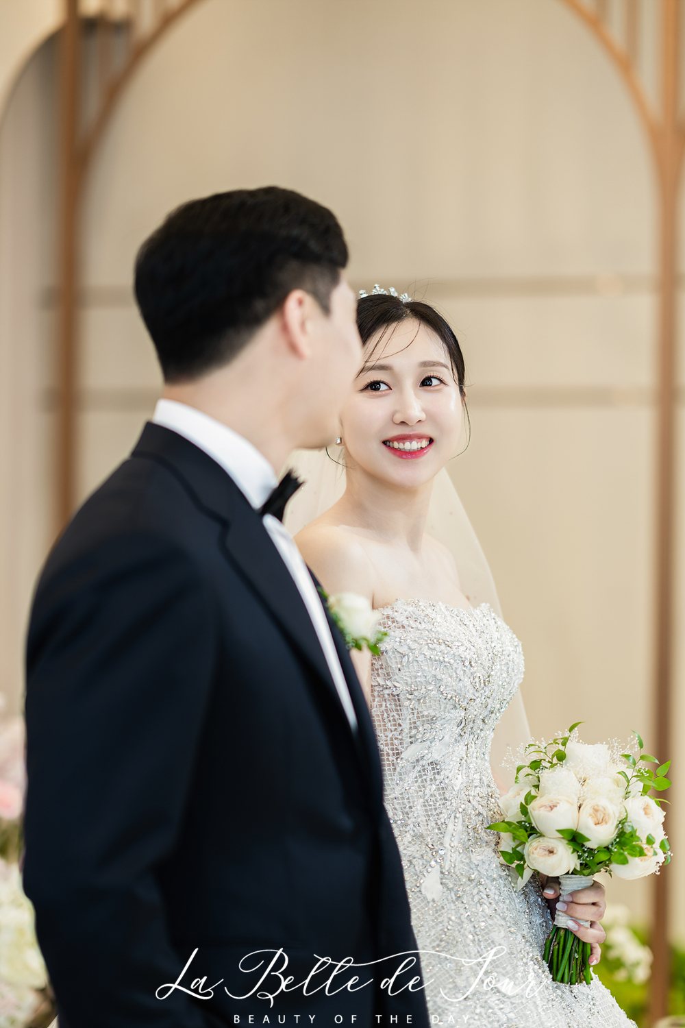 라벨드쥬 더링크호텔 링크홀 본식스냅 — 크림색 아치 방의 두 사람