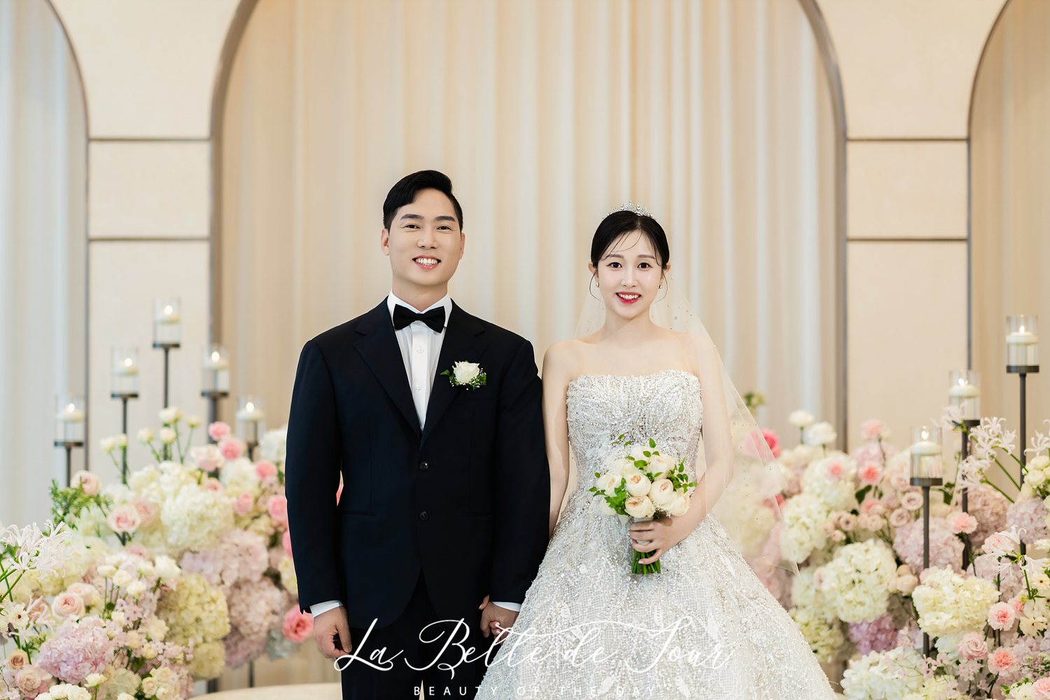 라벨드쥬 더링크호텔 링크홀 본식스냅 — 크림색 아치 벽면 전신