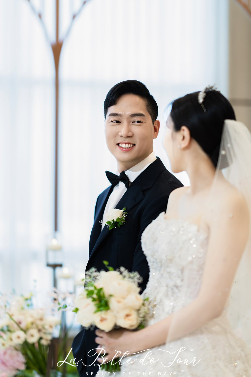 라벨드쥬 더링크호텔 링크홀 본식스냅 — 창가 두 사람