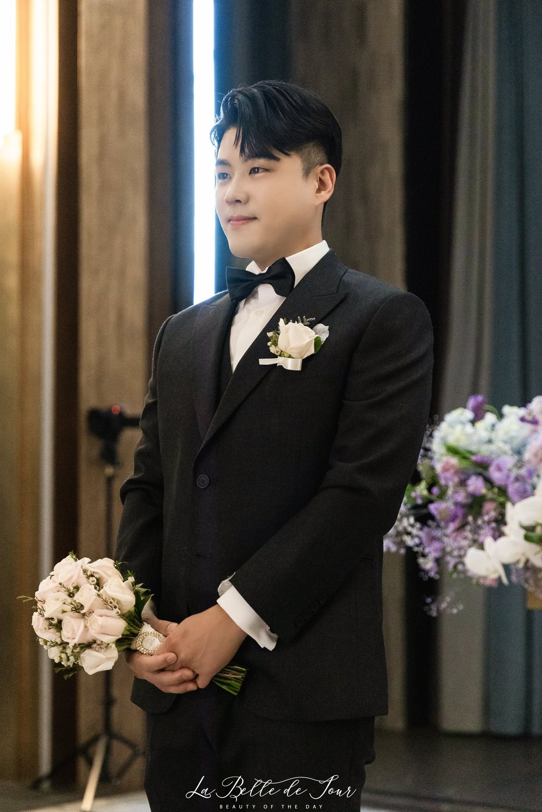 라벨드쥬 빌라드지디 청담 본식스냅 — 부케를 든 신랑